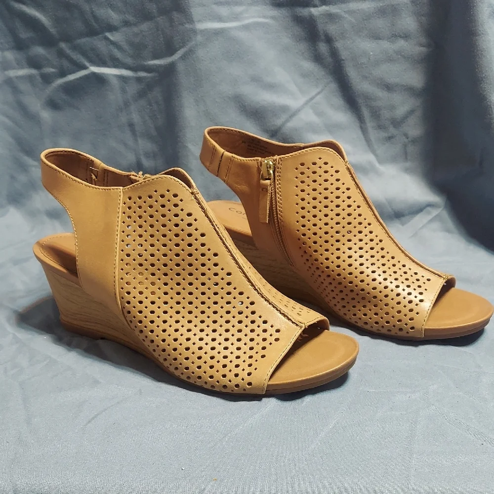 Comfortiva Skylynne Tan Leather Perforated Wedge Sandals Peep Toe Slingback Sz 9